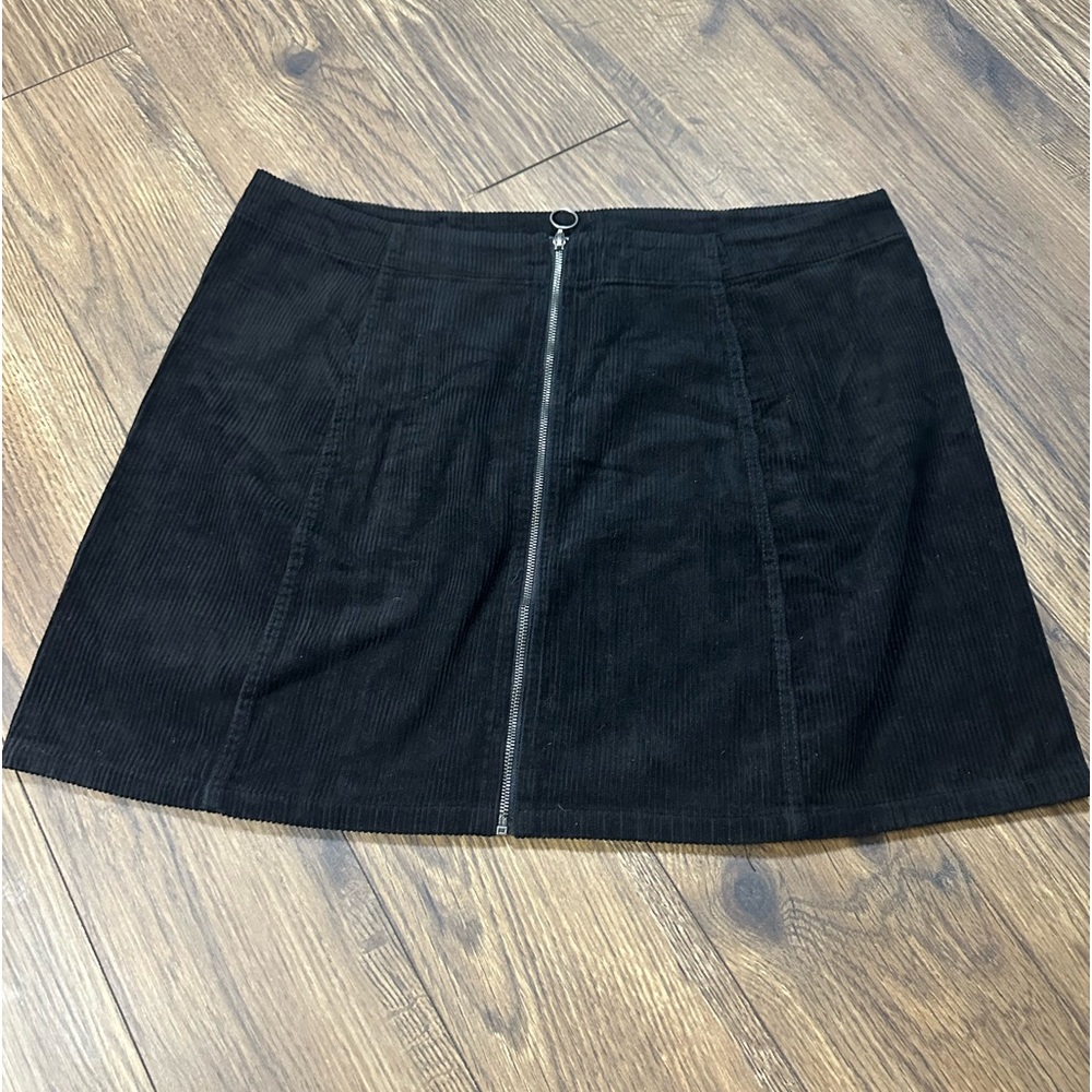 Black corduroy skirt. Size:XL
